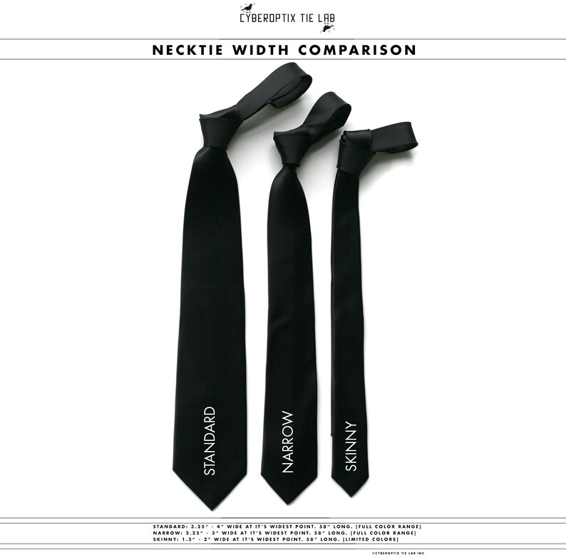 Puede incluir: Tres corbatas negras de diferentes anchos: est&aacute;ndar, estrecha y fina. La corbata est&aacute;ndar tiene 8,3 cm de ancho en su punto m&aacute;s ancho, la corbata estrecha tiene 5,7 cm de ancho y la corbata fina tiene 3,8 cm de ancho. Todas las corbatas tienen 147 cm de largo.