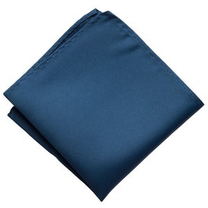 Puede incluir: Un pa&ntilde;uelo de bolsillo azul s&oacute;lido hecho de una tela suave.