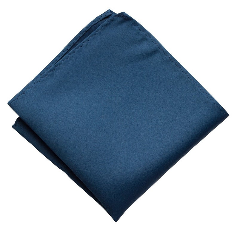 Puede incluir: Un pa&ntilde;uelo de bolsillo azul s&oacute;lido hecho de una tela suave.