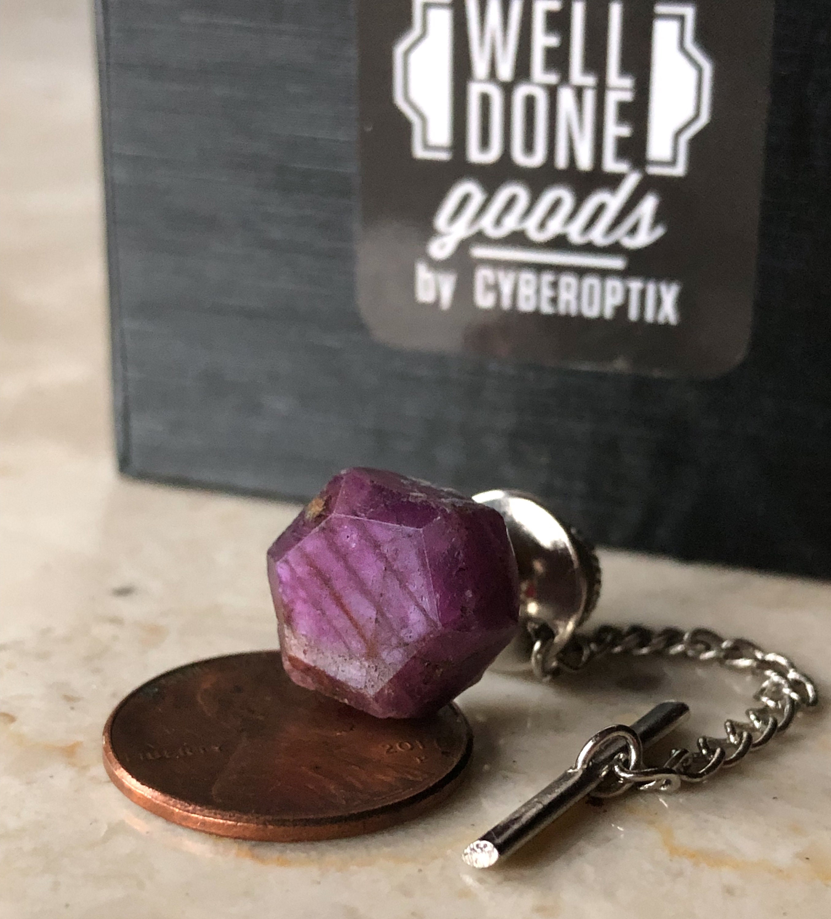 置物 Ruby Hexagon Ruby Tie Tack, Polished Chatoyant Ruby Crystal Tie