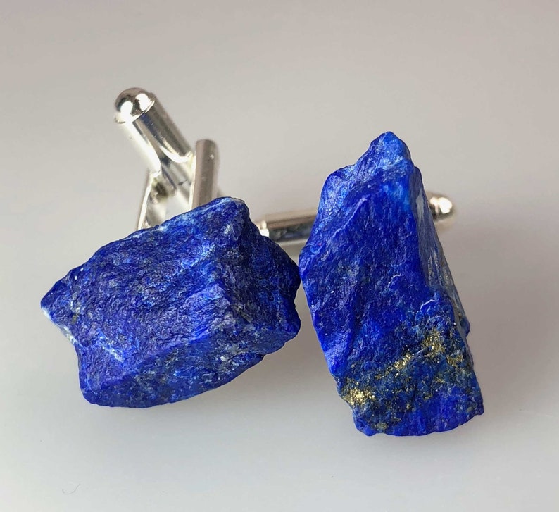 Boutons de manchette en lapis. Pierre brute naturelle, boutons de manchette en pierres précieuses brutes. 9e anniversaire, quelque chose de bleu, boutons de manchette de mariage. Cadeau mari, cadeau pour papa silver-tone hardware