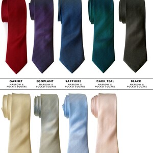 Op de afbeelding: Tien zijden stropdassen in verschillende kleuren met een herringbone-patroon. De kleuren zijn granaat, aubergine, saffier, donkerblauw, zwart, cr&egrave;me, zilver, poederblauw en suikerspin. De tekst "New Woven Herringbone Silk" staat bovenaan de afbeelding.