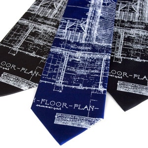 Pode incluir: Três gravatas com um design de planta baixa branco sobre fundo preto, azul marinho e branco. As gravatas têm o texto "1-FLOOR-PLAN" impresso nelas.