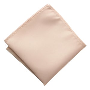 Puede incluir: Un pa&ntilde;uelo de bolsillo de color melocot&oacute;n claro.