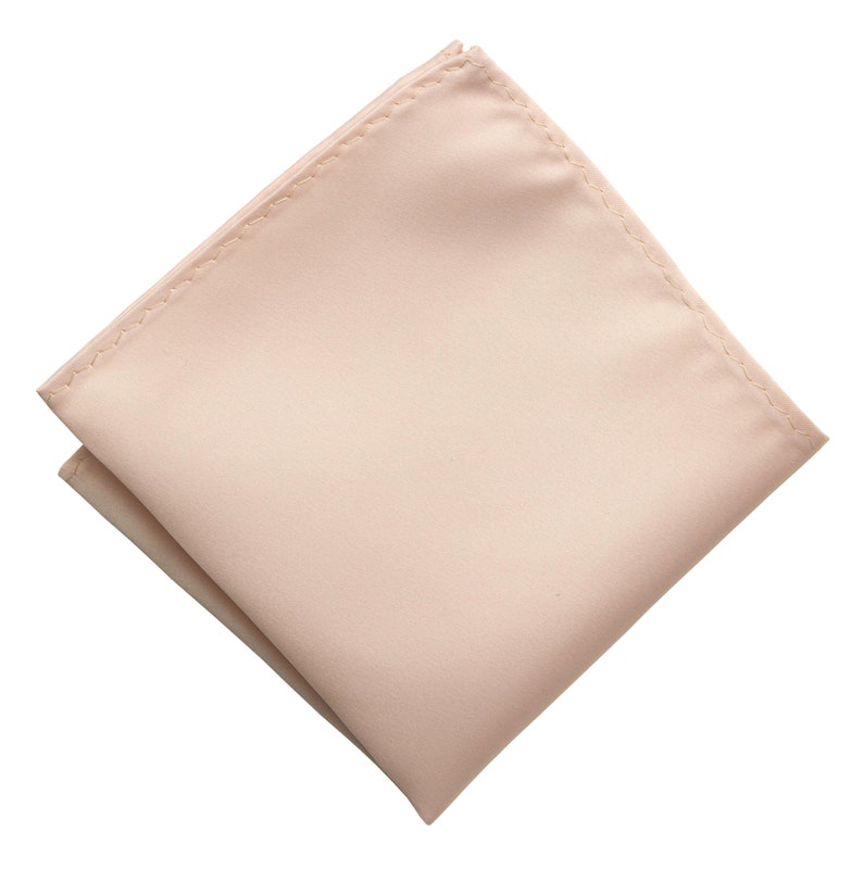Puede incluir: Un pa&ntilde;uelo de bolsillo de color melocot&oacute;n claro.