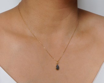 Collar de oro en forma de lágrima de labradorita (Isla) en cadena de oro de 14 quilates // Regalo para ella // Joyería minimalista //