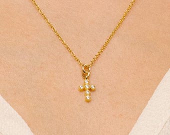 Eden winziger Goldkreuzanhänger aus Vermeil - zierliche CZ-Halskette an verstellbarer Goldfill-Kette