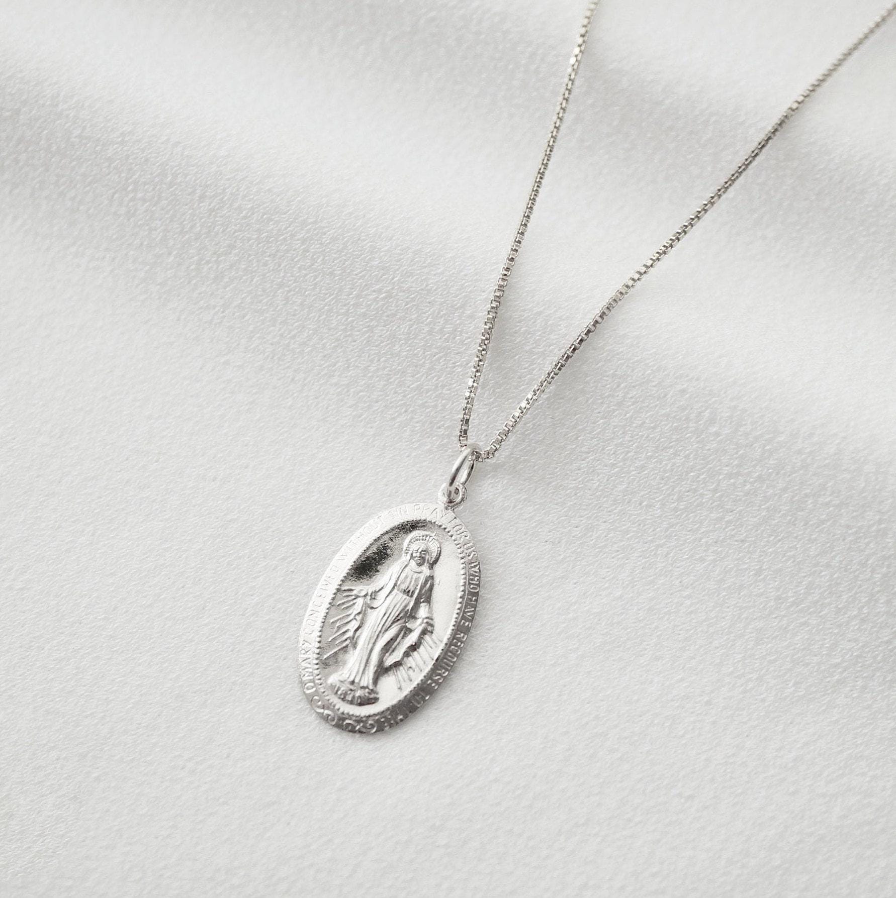 聖母マリアの聖母像を象ったスターリングシルバーのメダリオン