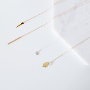 Pièce texturée en argent sterling sur collier en argent Casey // Cadeau pour elle // Bijoux minimalistes image 4