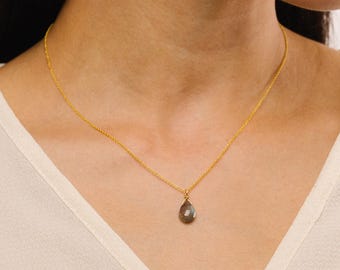 Tova Gold Labradorit Anhänger - Facettierte Teardrop Halskette an Gold Fill verstellbarem Kabel oder 18 ""Box Kette."