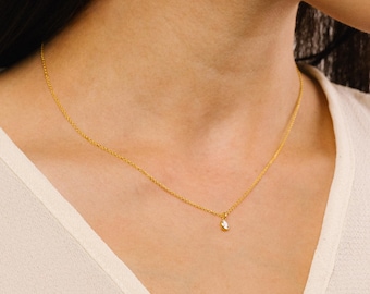 Fira Tiny Birthstone Halskette - 4 mm Gold Cubic Zirkonia Personalisierter Anhänger bis Geburtsmonat an einer verstellbaren 14K Gold Fill Kette
