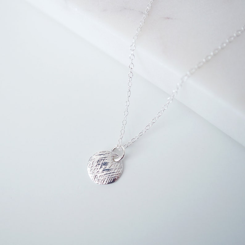 Pièce texturée en argent sterling sur collier en argent Casey // Cadeau pour elle // Bijoux minimalistes image 1