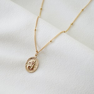 Traveler's Protection Dainty Small Gold Coin Necklace St Christopher Spiro // Saint Christopher Medal 14K Gold filled // Religious Jewelry imagem 4