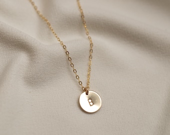 Mirage Gold Initial Halskette - Personalisierter 10 mm Münzanhänger an verstellbarer 14K Gold Fill Kette