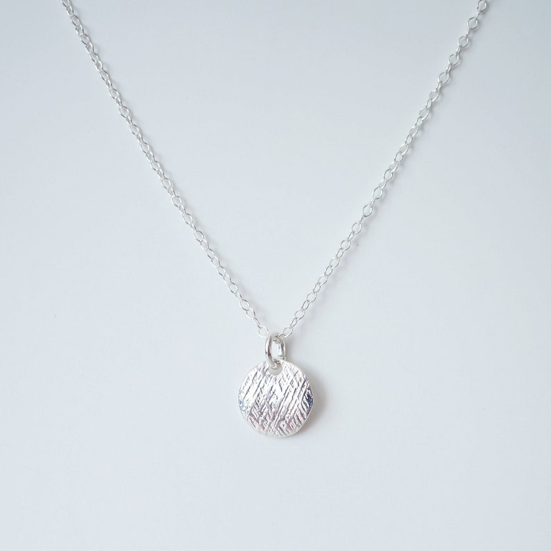 Sterling Silver Angled Textured Coin on Silver necklace Casey // Gift for her // Minimalist jewelry imagem 3