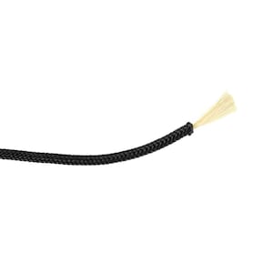 Könnte beinhalten: Schwarzes geflochtenes Kabel mit einem weißen, ausgefransten Ende.