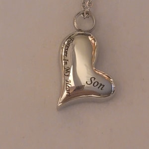 Può includere: Collana con ciondolo a forma di cuore argentato con l'iscrizione "Forever In My Heart" e la parola "Son" incisa sul davanti.