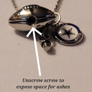 Pu&ograve; includere: Collana crematoria in argento a forma di pallone da calcio con una vite sul fondo per aprirla e un ciondolo dei Dallas Cowboys. Svitare la vite per esporre lo spazio per le ceneri.