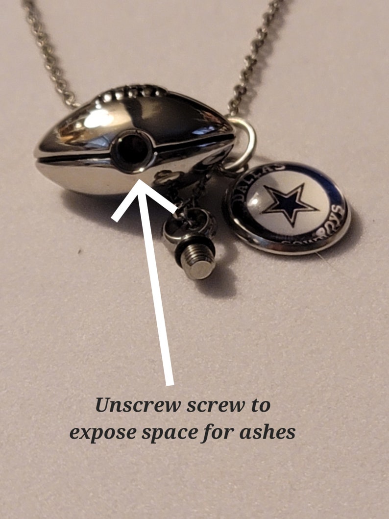 Pu&ograve; includere: Collana crematoria in argento a forma di pallone da calcio con una vite sul fondo per aprirla e un ciondolo dei Dallas Cowboys. Svitare la vite per esporre lo spazio per le ceneri.