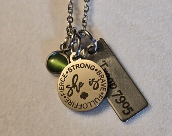 Collar de acero inoxidable con dije "She Is" de Girl Scout con cuenta verde