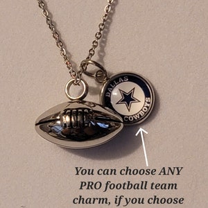 Pu&ograve; includere: Collana a catena d'argento con un ciondolo a forma di pallone da football e un ciondolo rotondo con il logo dei Dallas Cowboys. Puoi scegliere QUALSIASI ciondolo di squadra di football professionistico, se scegli "Con ciondolo" al momento dell'ordine.