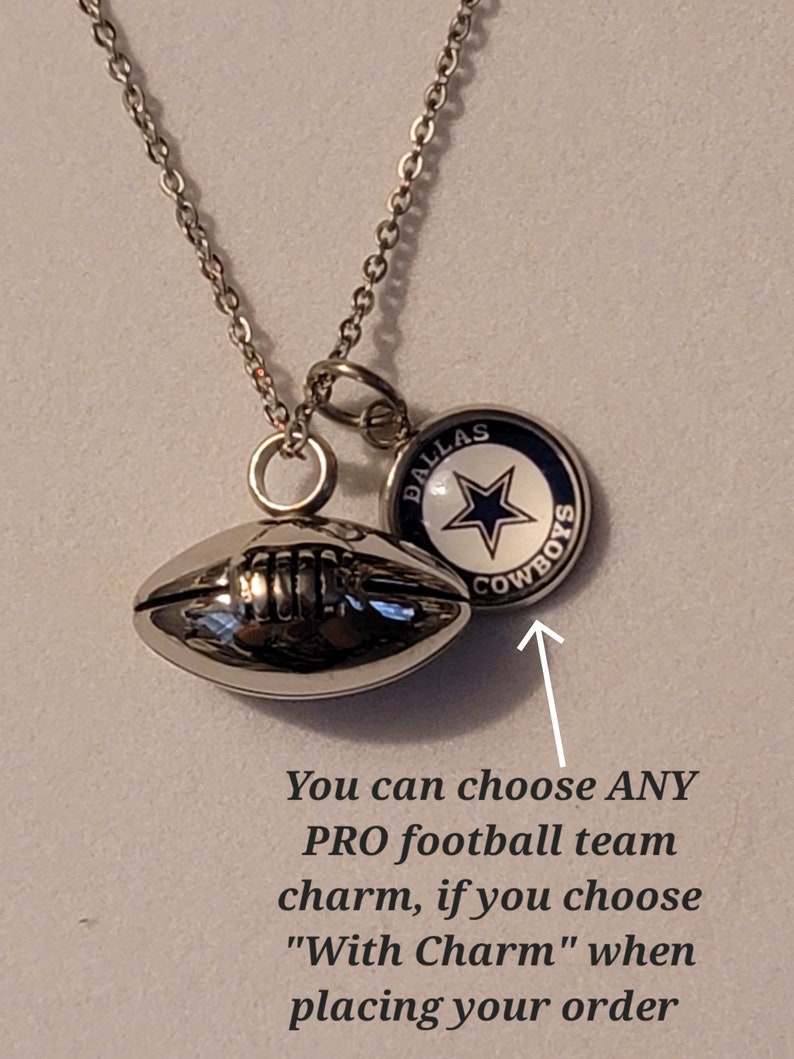 Pu&ograve; includere: Collana a catena d'argento con un ciondolo a forma di pallone da football e un ciondolo rotondo con il logo dei Dallas Cowboys. Puoi scegliere QUALSIASI ciondolo di squadra di football professionistico, se scegli "Con ciondolo" al momento dell'ordine.