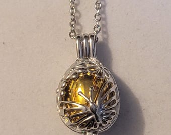 Medallón de cremación con forma de mariposa: collar con urna de acero inoxidable plateado y dorado.