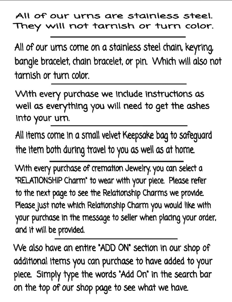 Op de afbeelding: Tekst die de details van crematie urnen uitlegt, inclusief informatie over de materialen, de meegeleverde accessoires en de optie om een "Relationship Charm" aan de urn toe te voegen. De tekst vermeldt ook een "Add On" sectie in de winkel voor extra artikelen.