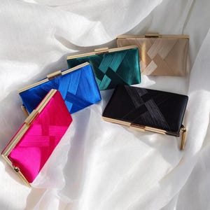 Satin Box Clutch mit gewebter Wirkung und Quaste - Braut- und Abendhandtasche in Schwarz, Fuchsia, Blau, Gold, Bronze, Burgund