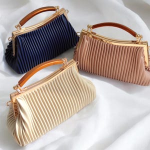 Plissee Abendhandtasche aus Kunstleder mit Acryl-Griff in Beige, Schwarz, Weiß, Marine und Blush-Rosa