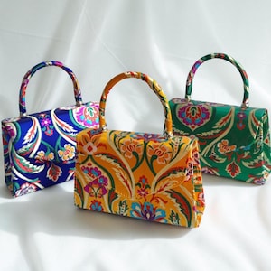 Puede incluir: Un juego de tres tazas de cerámica con un acabado mate moteado. Las tazas son de color crema, gris claro y gris oscuro. Cada taza tiene un diseño simple y minimalista, perfecto para café o té.