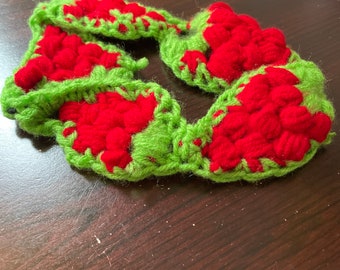 Serre-tête fraise au crochet