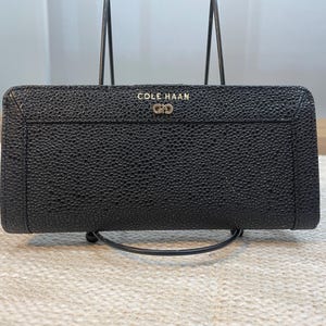 Cartera plegable larga de cuero negro granulado para mujer de Cole Haan