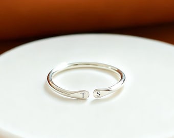 Anillo con iniciales dobles, anillo con letra personalizada, anillo apilable personalizado, joyería minimalista con nombre, regalo para ella