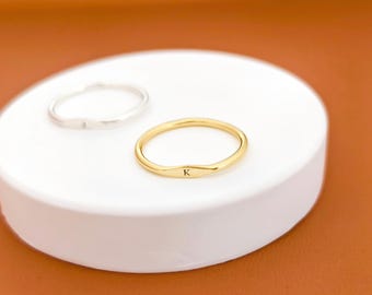 Bague initiale délicate, bague fine avec lettre, bague empilable personnalisée avec nom, bague minimaliste, cadeau de Noël pour elle
