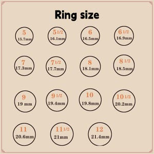 K&ouml;nnte beinhalten: Eine beigefarbene Ringgr&ouml;&szlig;entabelle mit der &Uuml;berschrift Ring size. Sie zeigt f&uuml;nfzehn Kreise, die jeweils eine US-Ringgr&ouml;&szlig;e und den entsprechenden Durchmesser in Millimetern enthalten, von Gr&ouml;&szlig;e 5 mit 15,7 mm bis Gr&ouml;&szlig;e 12 mit 21,4 mm.