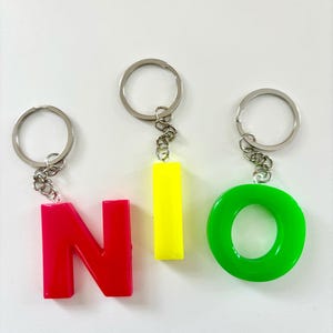 Llavero con letras de neón, letras de resina, llaveros de colores, dijes para bolsos, llaveros de resina, regalos para ella, regalos para él, regalos para amigos