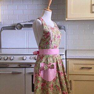 The MAGGIE Pink Floral on Green Vintage Inspired Full Apron image 2