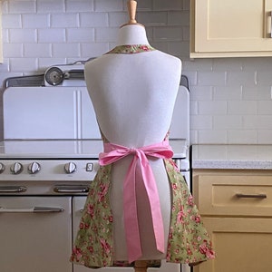 The MAGGIE Pink Floral on Green Vintage Inspired Full Apron image 3