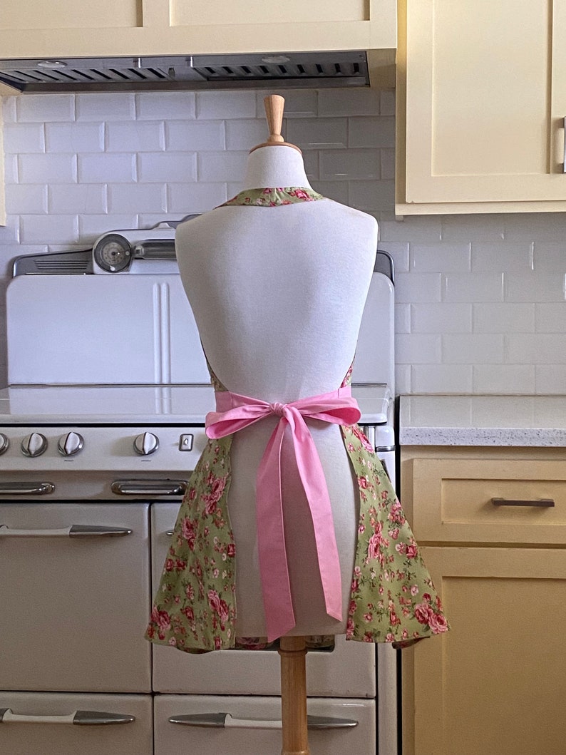 The MAGGIE Pink Floral on Green Vintage Inspired Full Apron image 3