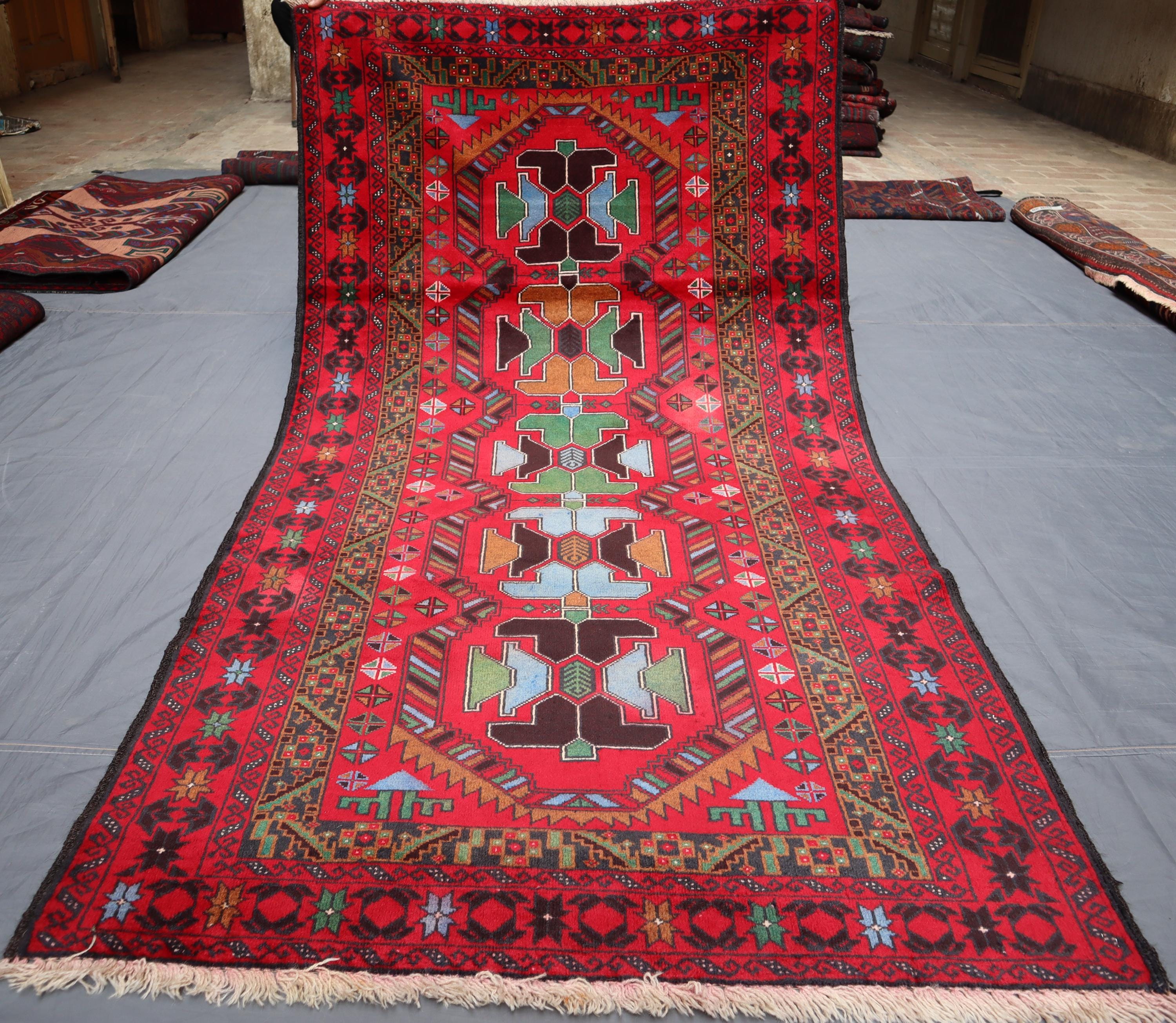 手作りのアフガニスタン・バルーチラグ：4x7インチの赤いウールの