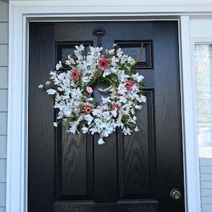 Corona de margaritas rosas: decoración para la puerta principal en primavera y verano