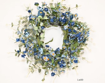 Corona de eucalipto con margaritas azules – Decoración para la puerta principal de una casa de campo costera (22/26 pulgadas) (artificial)