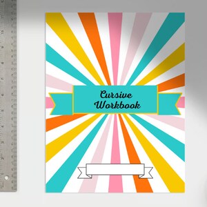 Puede incluir: Una cubierta de cuaderno de caligrafía colorida con un diseño de rayos de sol en amarillo, naranja, rosa y azul. La cubierta presenta una cinta turquesa con el texto "Cursive Workbook" en negro.
