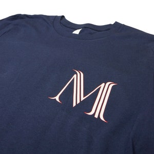 Camisa azul marinho manga curta M Logo Camisa M Design Camiseta Unissex Camisa azul marinho Camisa Inicial Camisa Azul Letra Camisa Confortável