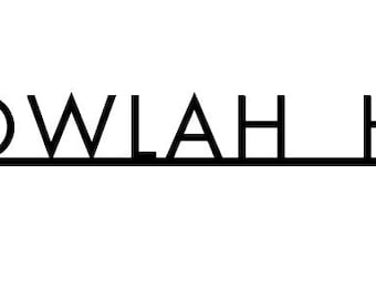 Pode incluir: Uma placa de metal preta com o texto BALGOWLAH HOUSE em uma fonte sem serifa limpa. As letras são conectadas por uma linha horizontal fina que passa por baixo de toda a palavra, criando uma peça de decoração de parede coesa.