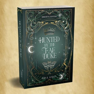 Puede incluir: Un libro de tapa dura titulado "Hunted by the Fae Duke" con una cubierta verde oscuro. La cubierta presenta detalles dorados, una corona, una polilla y una luna creciente. También es visible el nombre del autor, Kris K. Haines.