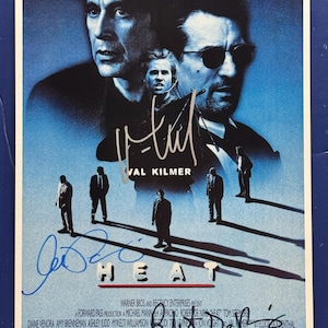Może przedstawiać: Plakat filmowy do filmu "Heat" z Alem Pacino i Robertem De Niro. Plakat ma niebieskie gradientowe tło z twarzami aktorów i podpisami. Tytuł "HEAT" jest wyraźnie wyświetlany.