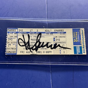 Biglietto del concerto di Madonna autografato, 3 agosto 2001 - Con certificato di autenticità incluso.