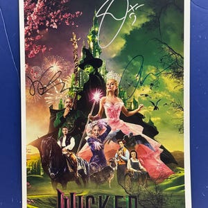 WICKED - Póster de película firmado por 3 miembros del elenco (COA autenticado)